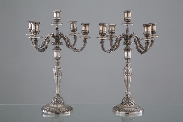 Coppia di candelabri cinque fiamme in argento 925 cesellato, gr. 3730 ca comple...