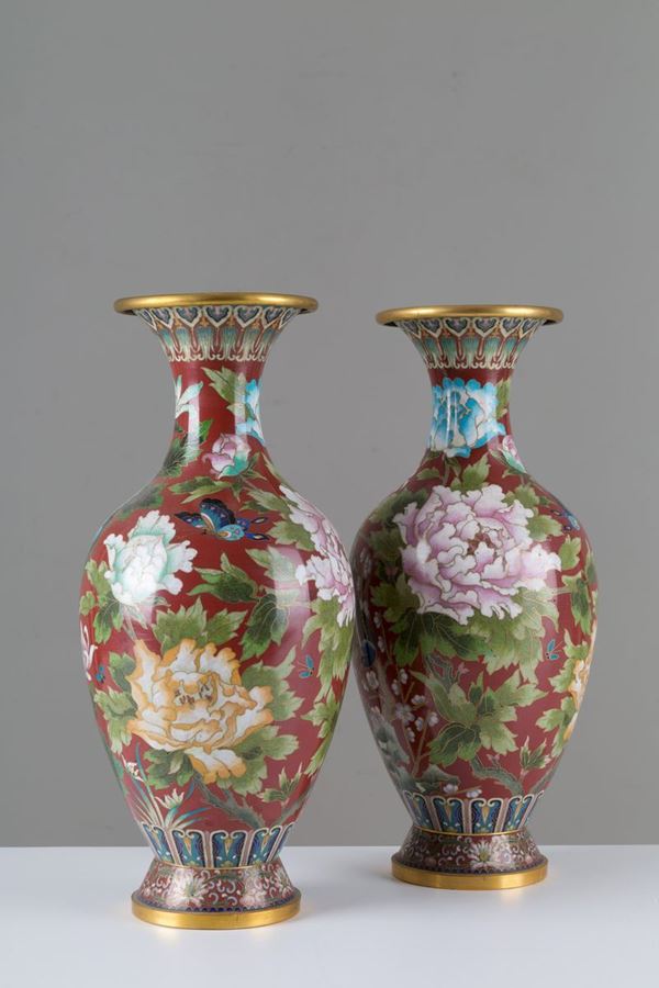 Coppia di vasi in metallo cloisonnÅ. Cina. XX secolo....