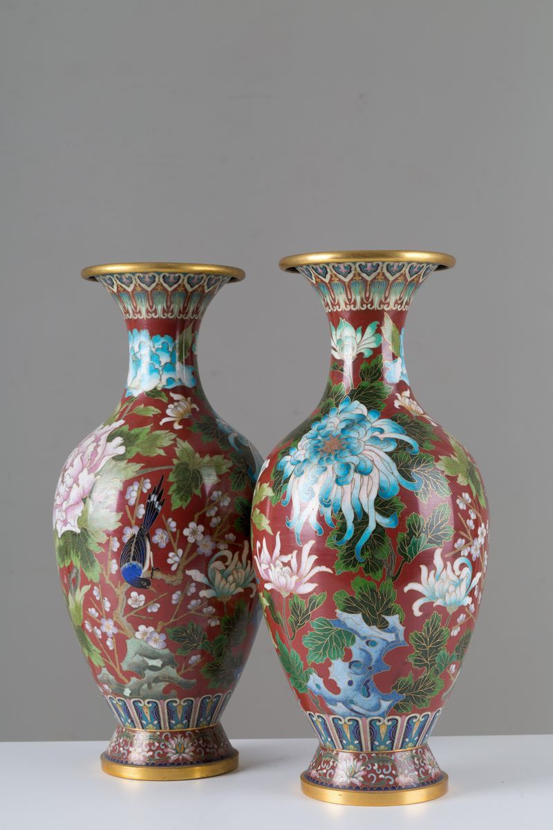 Coppia di Vasi in Metallo Cloisonnå. Cina. XX Secolo....