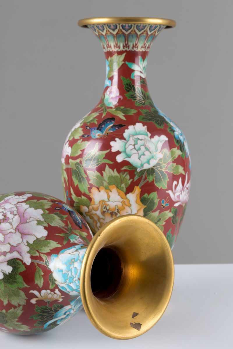 Coppia di Vasi in Metallo Cloisonnå. Cina. XX Secolo....