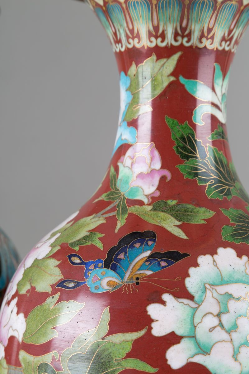 Coppia di Vasi in Metallo Cloisonnå. Cina. XX Secolo....