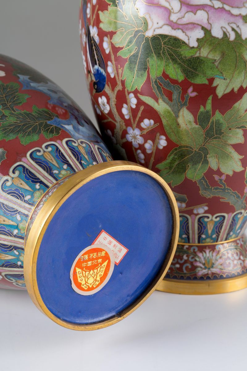 Coppia di Vasi in Metallo Cloisonnå. Cina. XX Secolo....