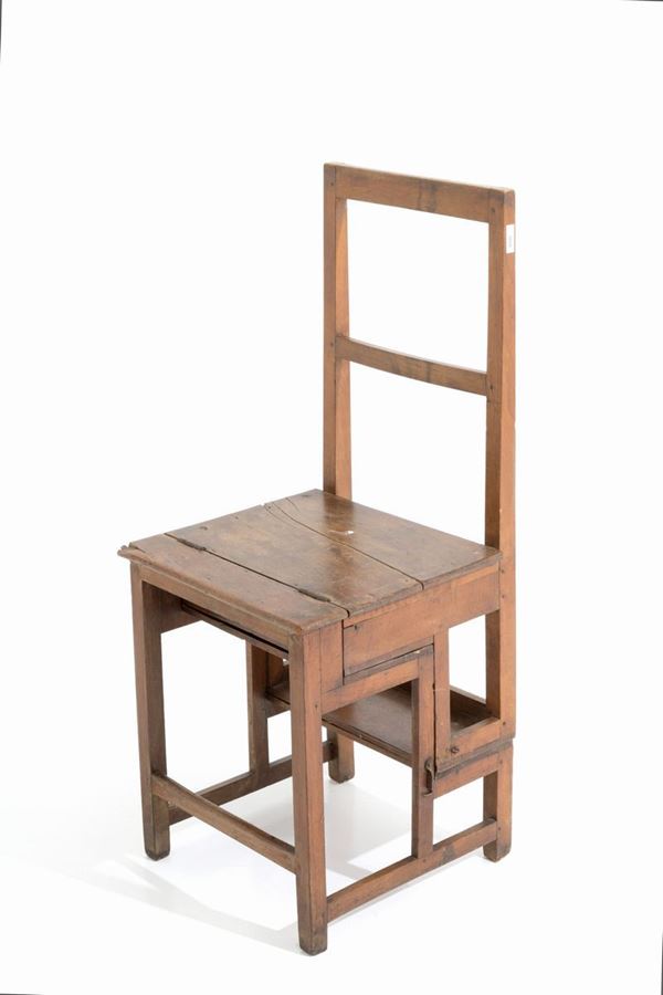Sedia da biblioteca in legno di noce trasformabile in scaletta. XVIII secolo. L...