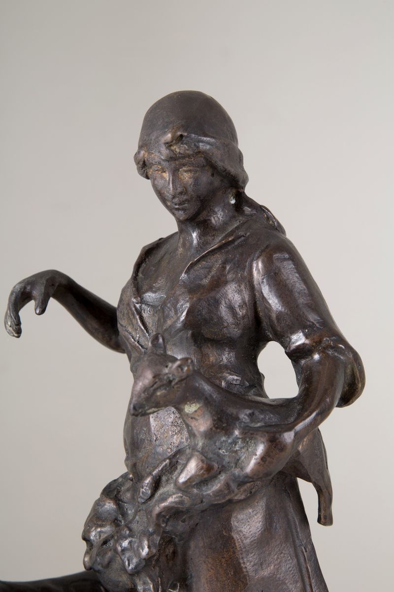 Scultura in Bronzo Raff. ''contadina con Capre''. Firmata Tap Kinadmr. Inizi XX...