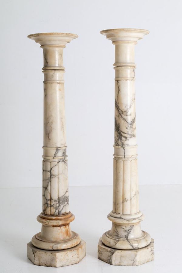Coppia di colonne in marmo tornito. Inizi XX secolo. Lievi difetti. ...