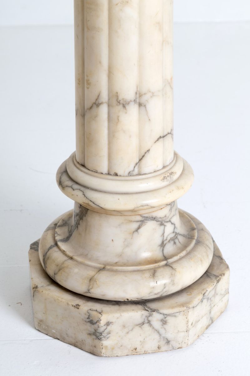 Coppia di Colonne in Marmo Tornito. Inizi XX Secolo. Lievi Difetti. ...