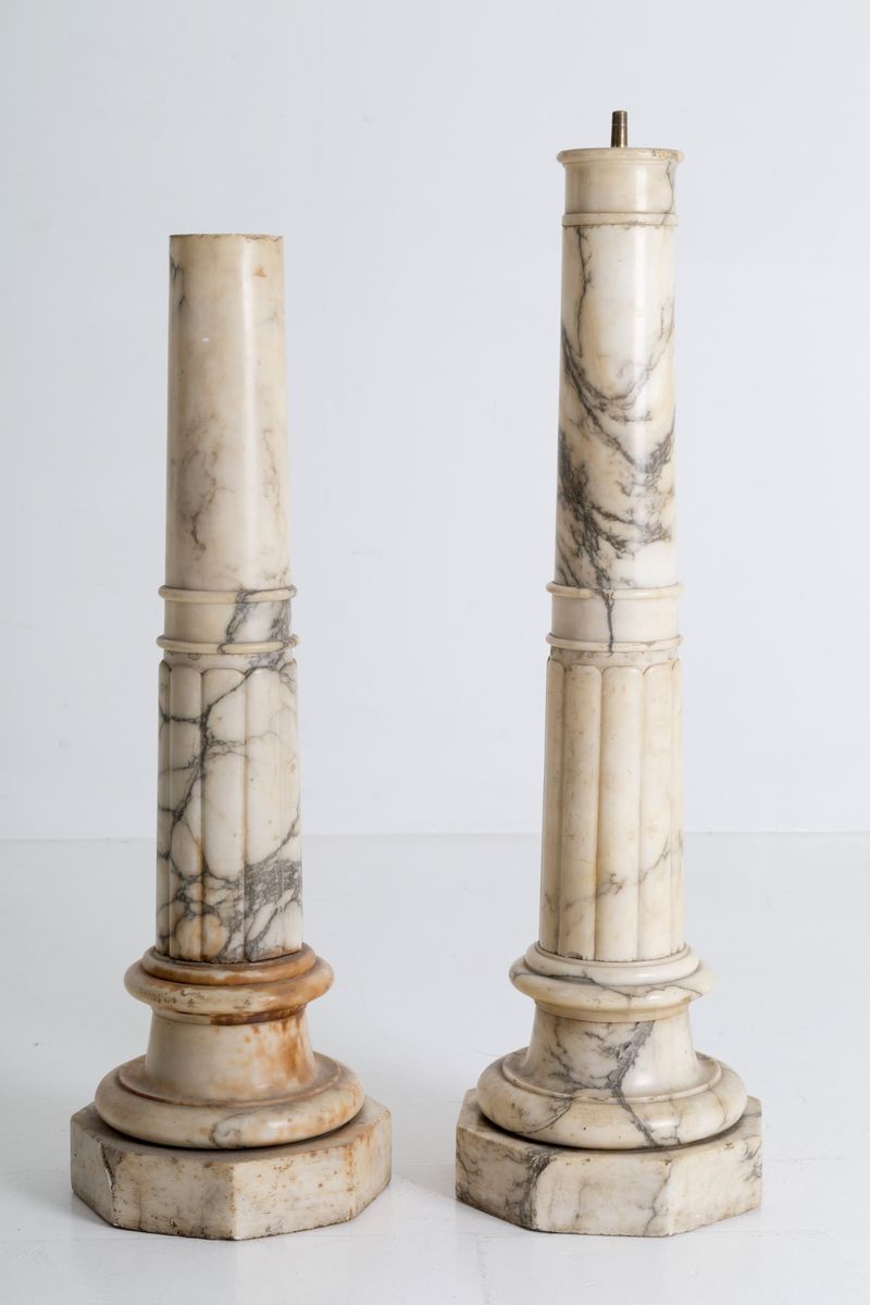 Coppia di Colonne in Marmo Tornito. Inizi XX Secolo. Lievi Difetti. ...