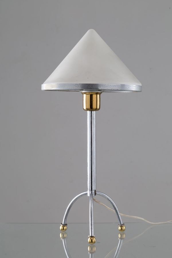 Lampada da tavolo in metallo, ottone dorato e vetro. Manifattura italiana. Anni...