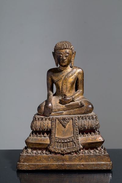 Scultura in Bronzo Raff. ''buddha'' con Tracce di Lacca Rossa sulla Base. Thail...