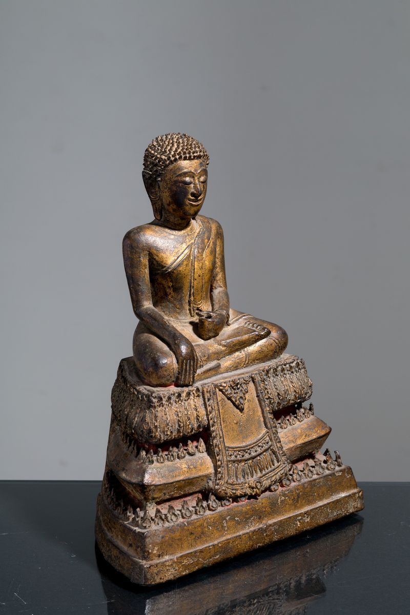 Scultura in Bronzo Raff. ''buddha'' con Tracce di Lacca Rossa sulla Base. Thail...