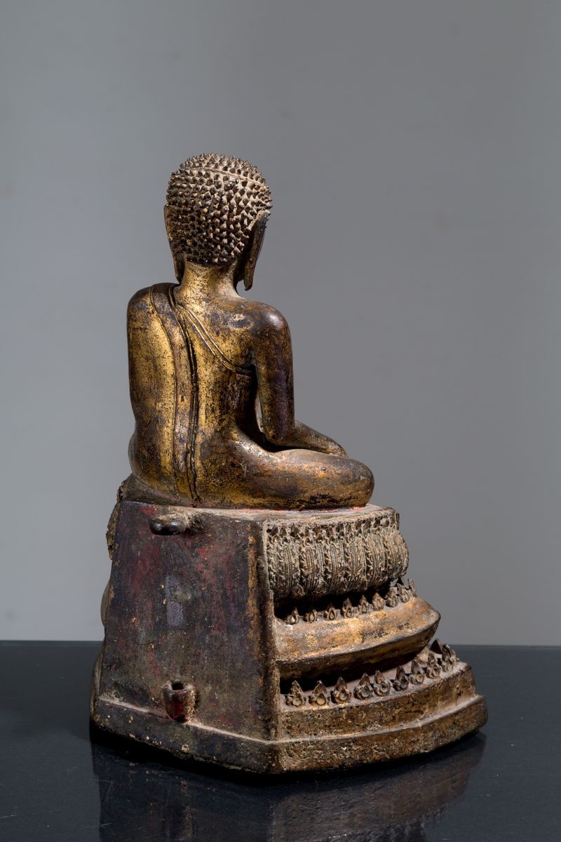 Scultura in Bronzo Raff. ''buddha'' con Tracce di Lacca Rossa sulla Base. Thail...