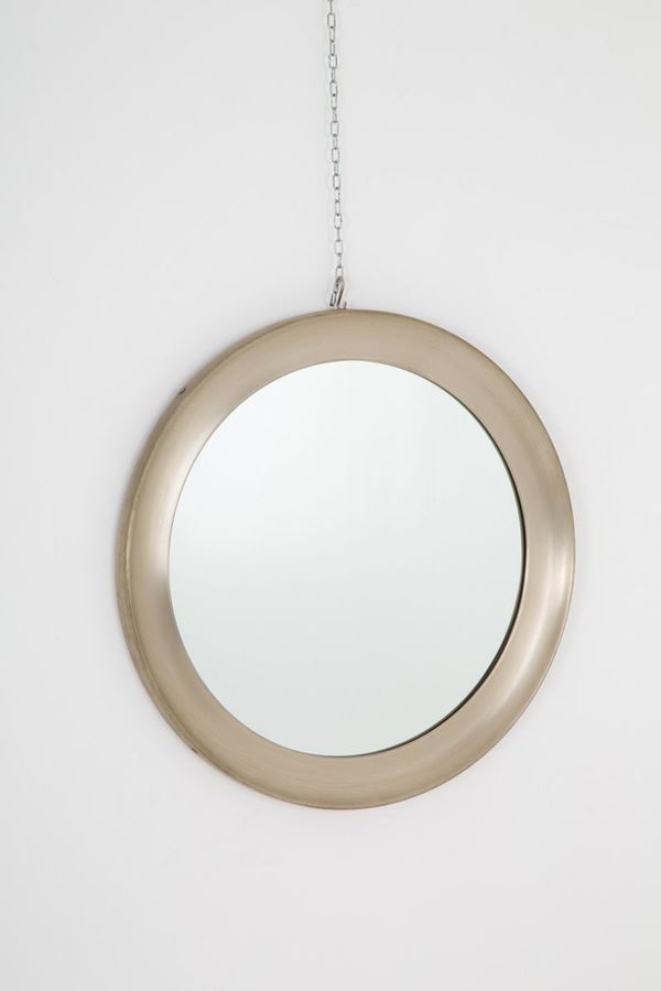 Specchio con cornice in metallo nichelato.