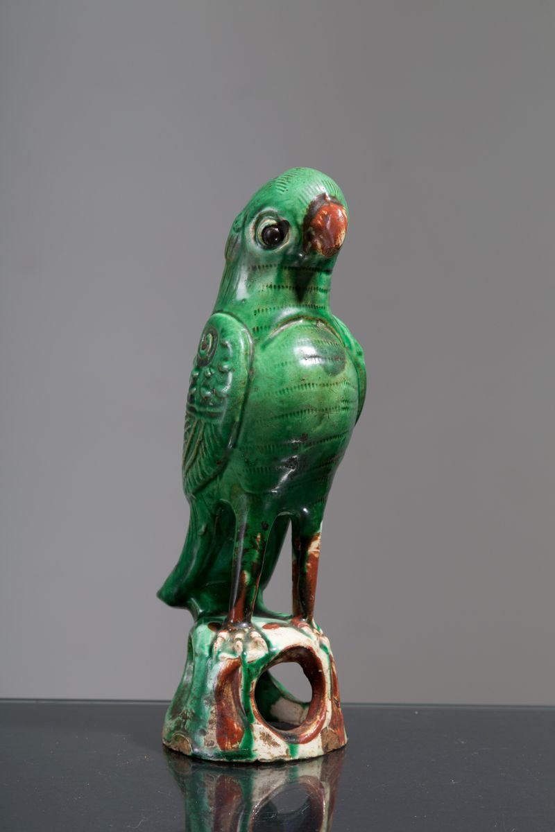 Scultura in Ceramica Dipinta Raff. ''pappagallo''.
