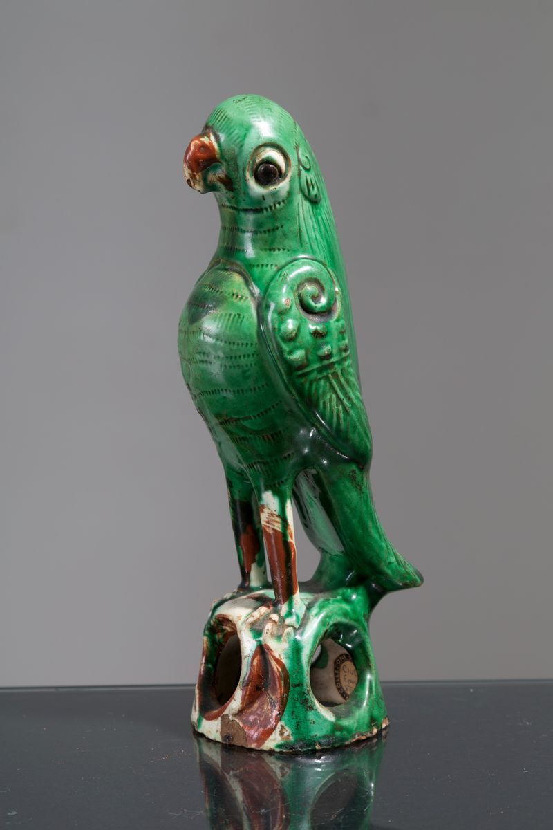 Scultura in Ceramica Dipinta Raff. ''pappagallo''.