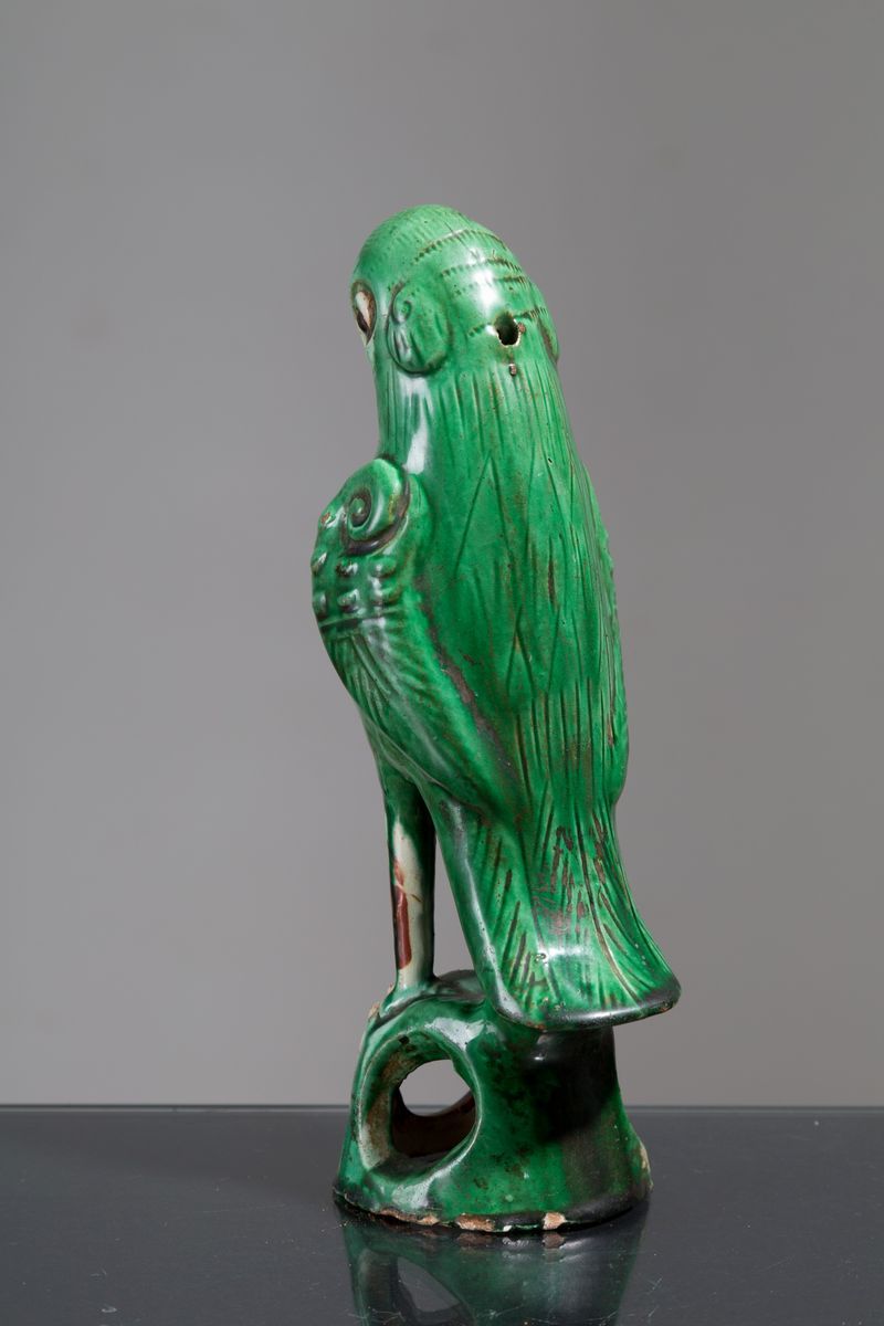 Scultura in Ceramica Dipinta Raff. ''pappagallo''.
