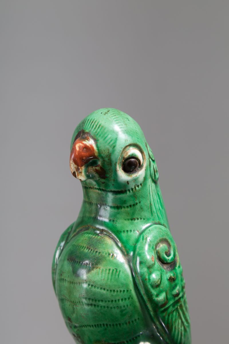 Scultura in Ceramica Dipinta Raff. ''pappagallo''.