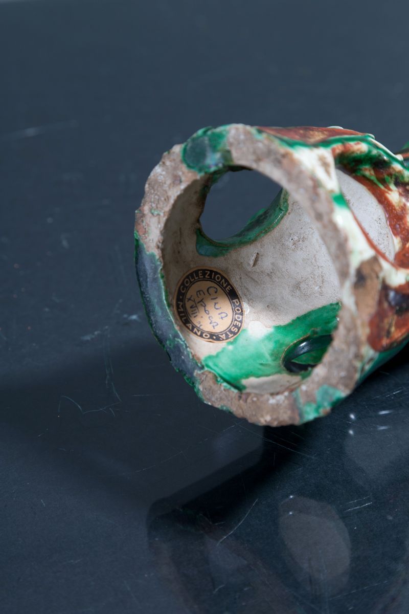 Scultura in Ceramica Dipinta Raff. ''pappagallo''.