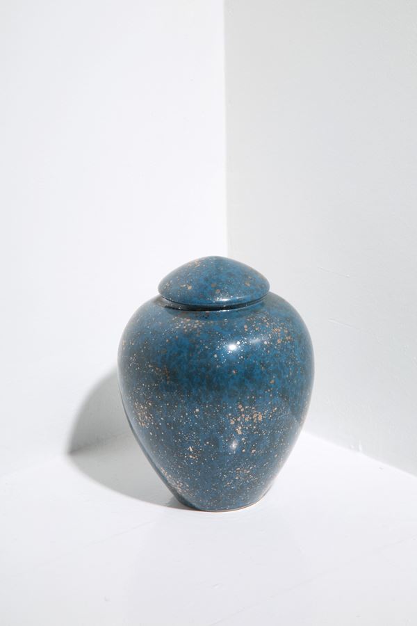 Vaso in ceramica blu con coperchio