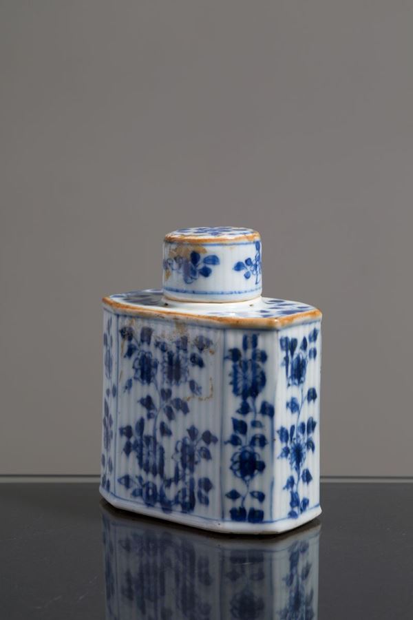 Bottiglietta in porcellana bianca e blu. Cina. XIX secolo....