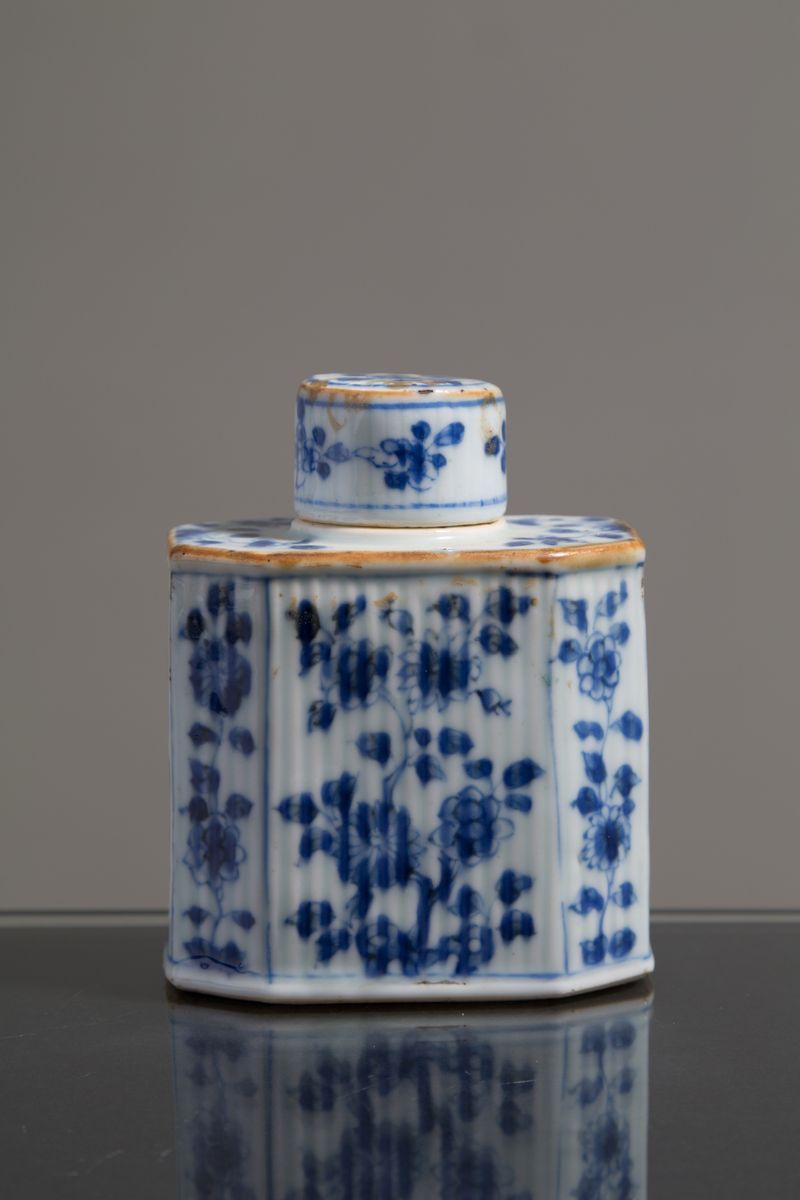 Bottiglietta in porcellana bianca e blu. Cina. XIX secolo....