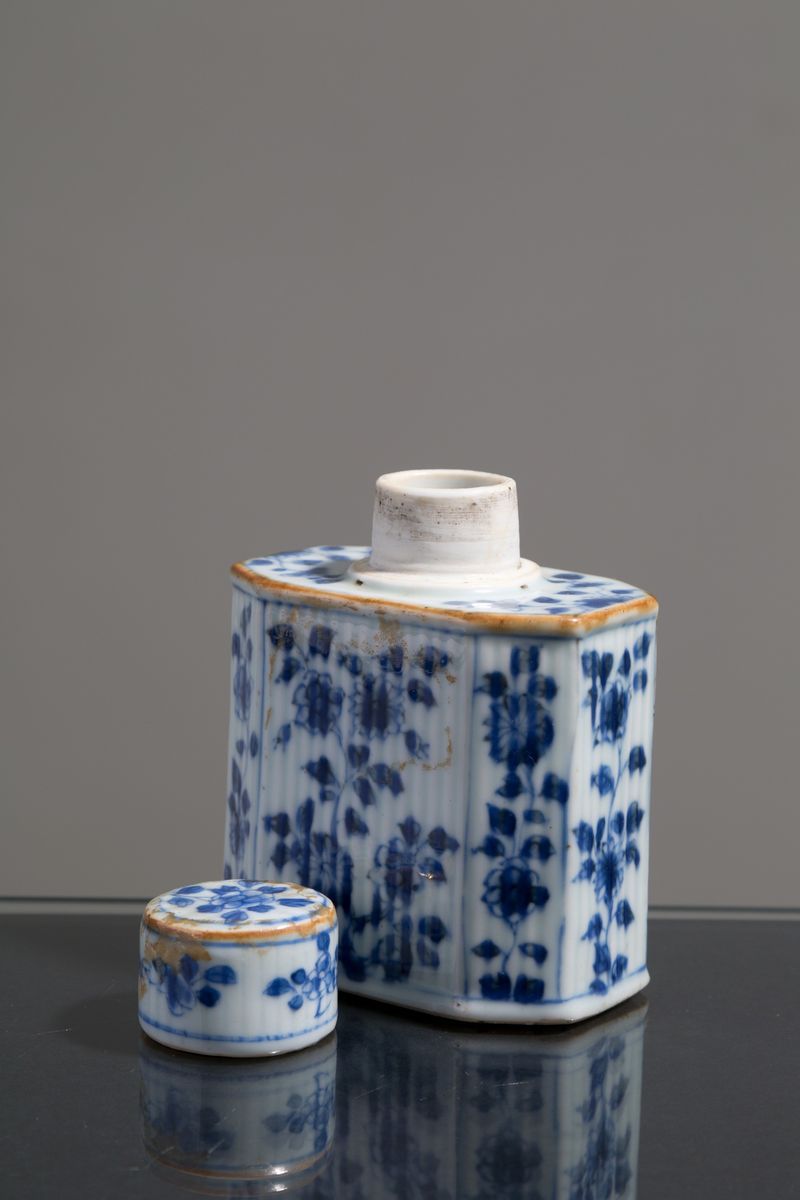 Bottiglietta in porcellana bianca e blu. Cina. XIX secolo....