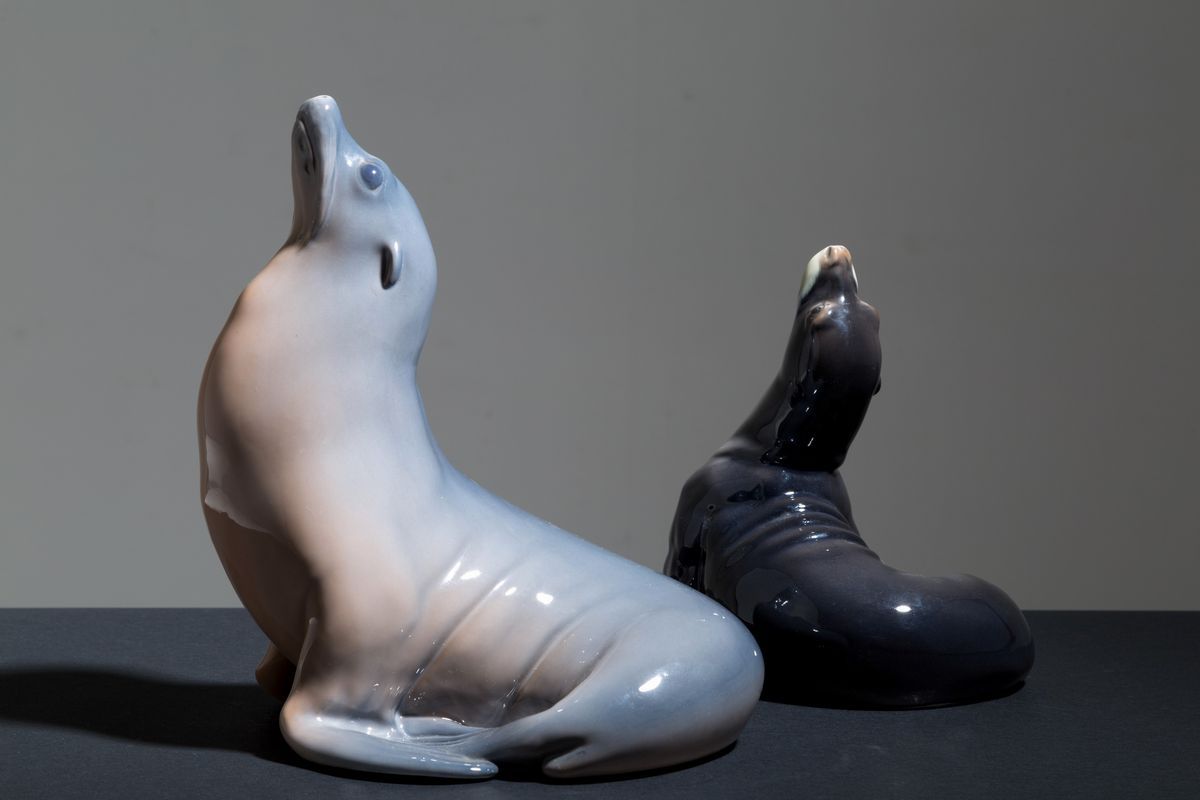 Due Statuette in Ceramica Raff. ''foche''. una Marcata Rosental e una Royal Cop...