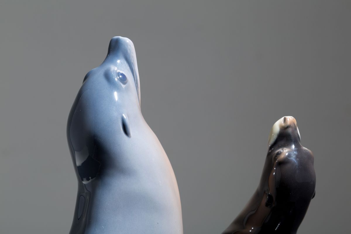 Due Statuette in Ceramica Raff. ''foche''. una Marcata Rosental e una Royal Cop...