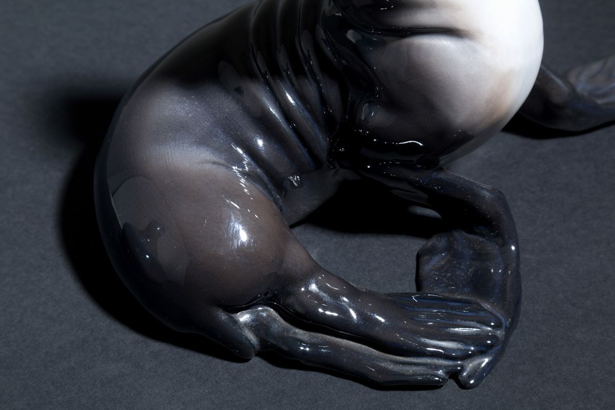 Due Statuette in Ceramica Raff. ''foche''. una Marcata Rosental e una Royal Cop...