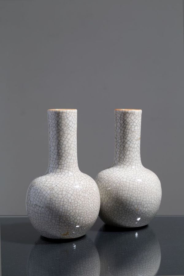 Coppia di vasi in ceramica a cretto