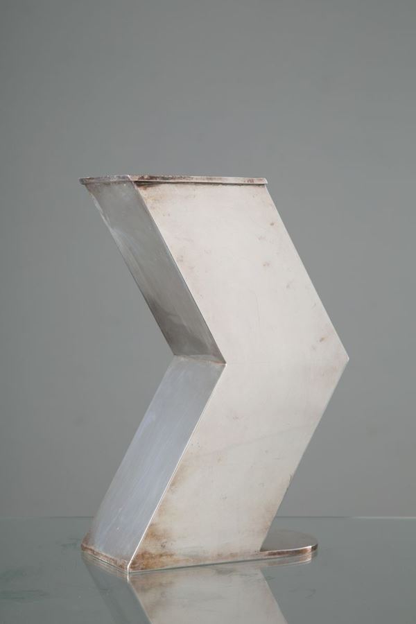 Vaso scultura in metallo argentato. Firmato e siglato. XX secolo....