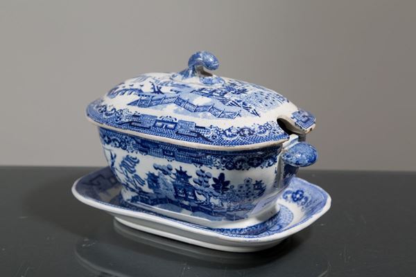 Salsiera con piattino in porcellana bianca con decori nei toni del blu. Cina. X...