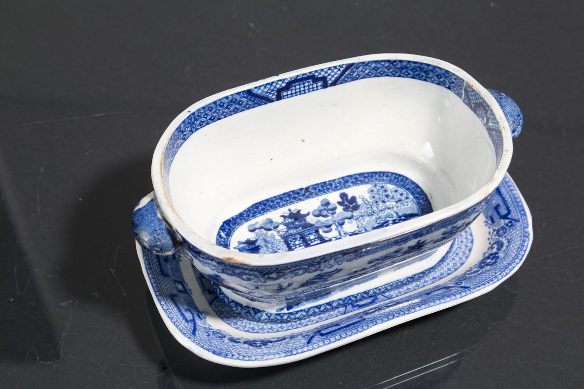 Salsiera con Piattino in Porcellana Bianca con Decori nei Toni del Blu. Cina. X...