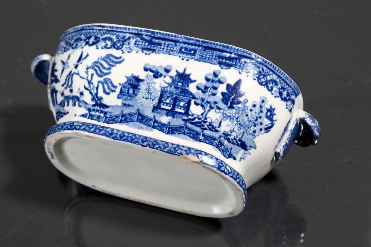 Salsiera con Piattino in Porcellana Bianca con Decori nei Toni del Blu. Cina. X...