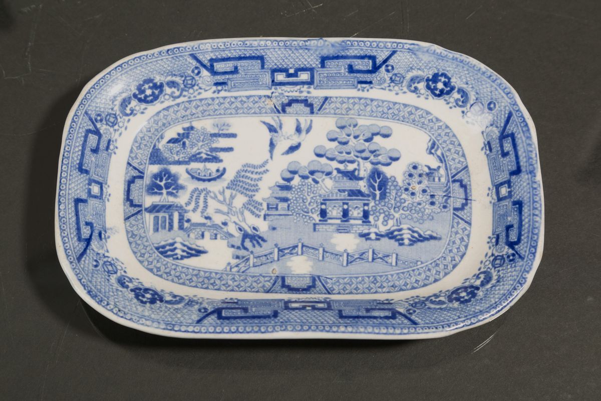 Salsiera con Piattino in Porcellana Bianca con Decori nei Toni del Blu. Cina. X...