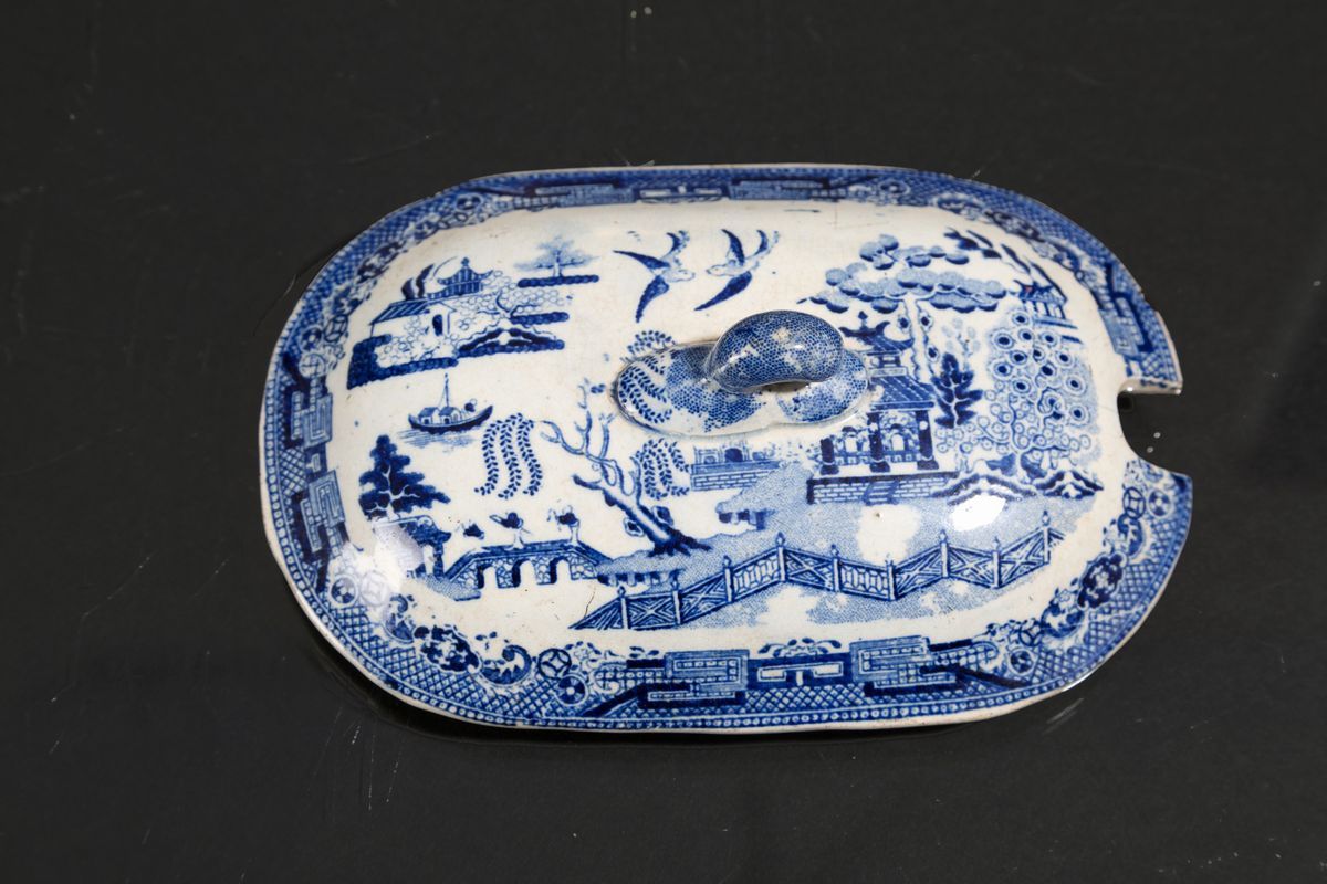 Salsiera con Piattino in Porcellana Bianca con Decori nei Toni del Blu. Cina. X...