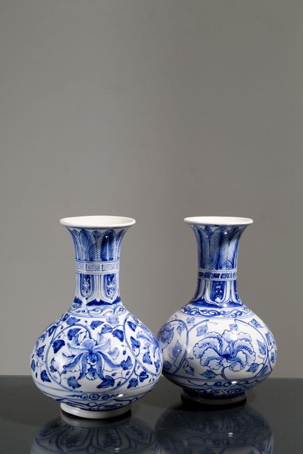 Coppia di vasi in porcellana bianca con decoro sui toni del blu