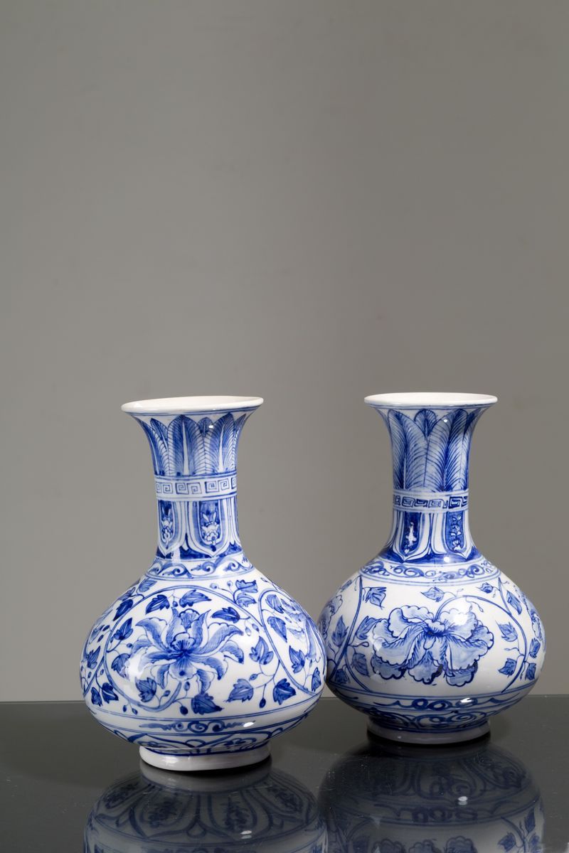 Coppia di vasi in porcellana bianca con decoro sui toni del blu