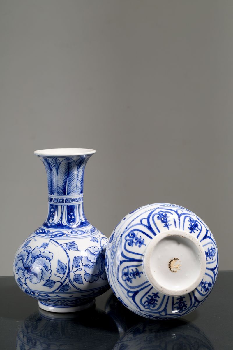 Coppia di vasi in porcellana bianca con decoro sui toni del blu