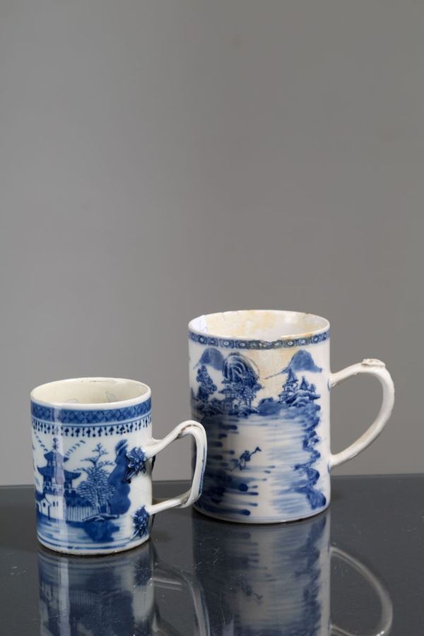 Due tazze in porcellana bianca e blu. Cina. XIX secolo. Difetti e restauri. 
M...