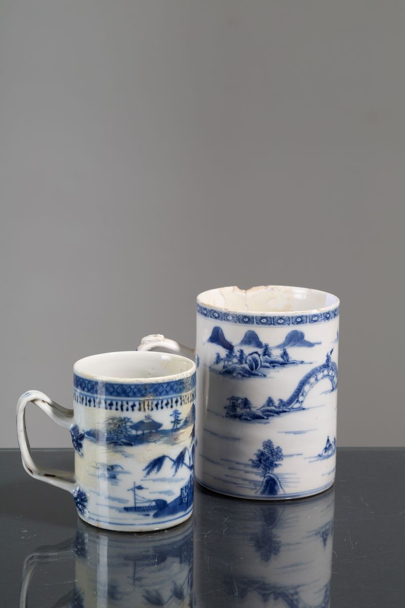 Due Tazze in Porcellana Bianca e Blu. Cina. XIX Secolo. Difetti e Restauri. M...