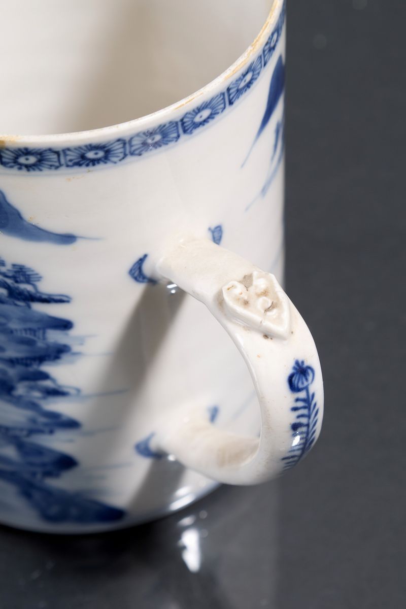 Due Tazze in Porcellana Bianca e Blu. Cina. XIX Secolo. Difetti e Restauri. M...