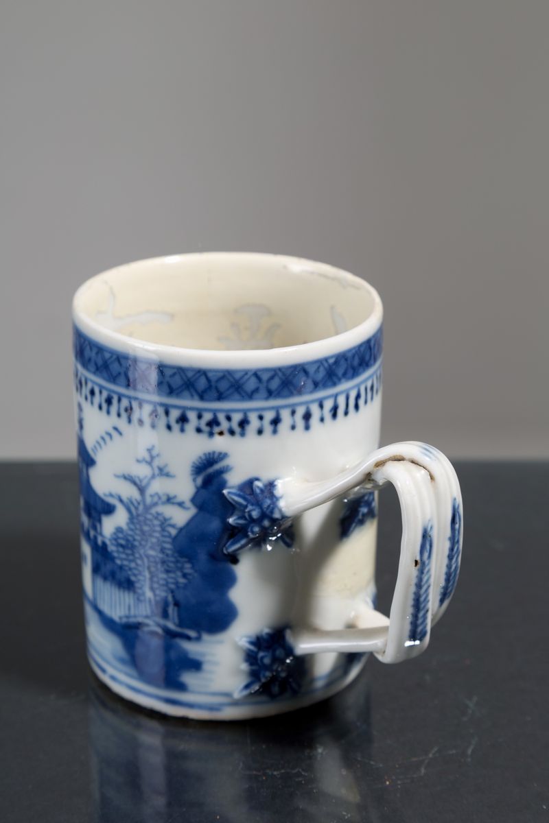Due Tazze in Porcellana Bianca e Blu. Cina. XIX Secolo. Difetti e Restauri. M...