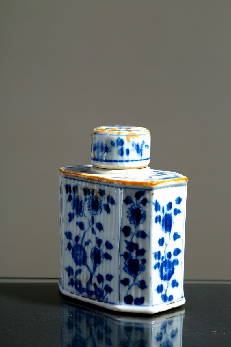 Bottiglietta in porcellana bianca e blu. Cina. XIX secolo....