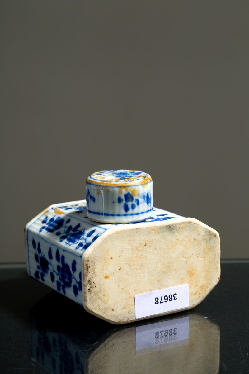 Bottiglietta in porcellana bianca e blu. Cina. XIX secolo....