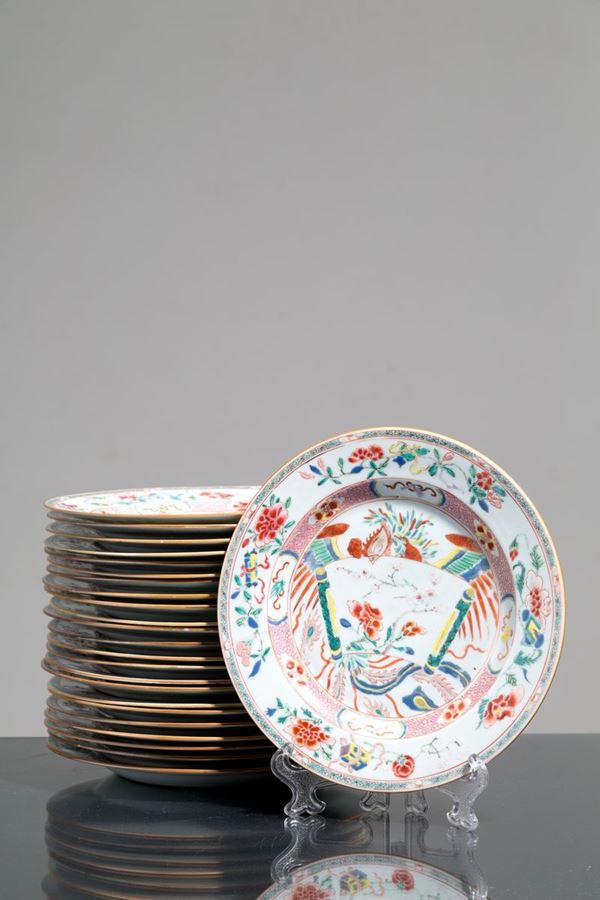 Ventiquattro piatti in porcellana bianca Imari