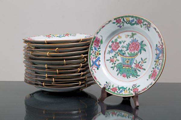 Tredici piatti in porcellana dipinti con soggetti floreali