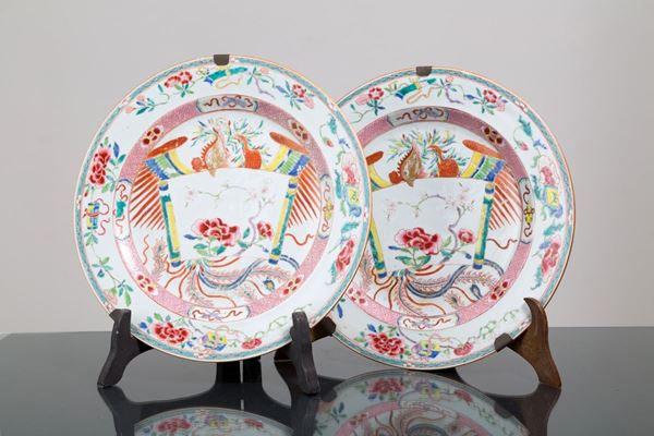 Coppia di piatti da parata in porcellana Imari
