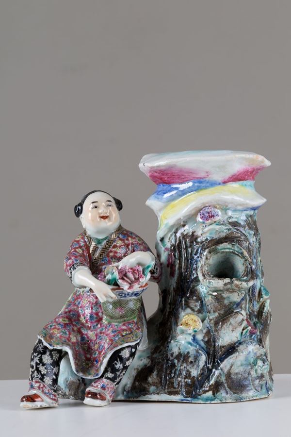 Statuetta in porcellana policroma raff. ''PERSONAGGI A RIPOSO''. Marcata sul fo...