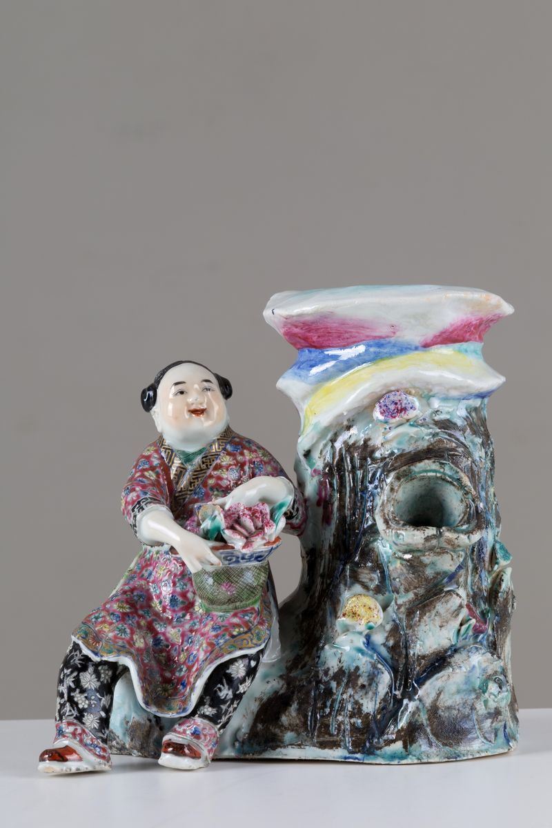 Statuetta in porcellana policroma raff. ''PERSONAGGI A RIPOSO''. Marcata sul fo...
