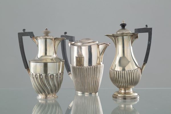 Tre caffettiere in metallo argentato